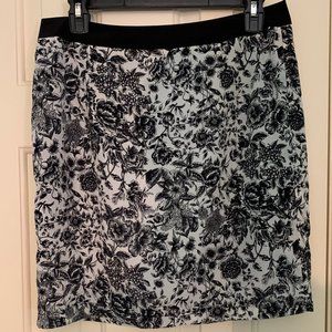 Love 21 Ladies Black and White Skirt Size Medium